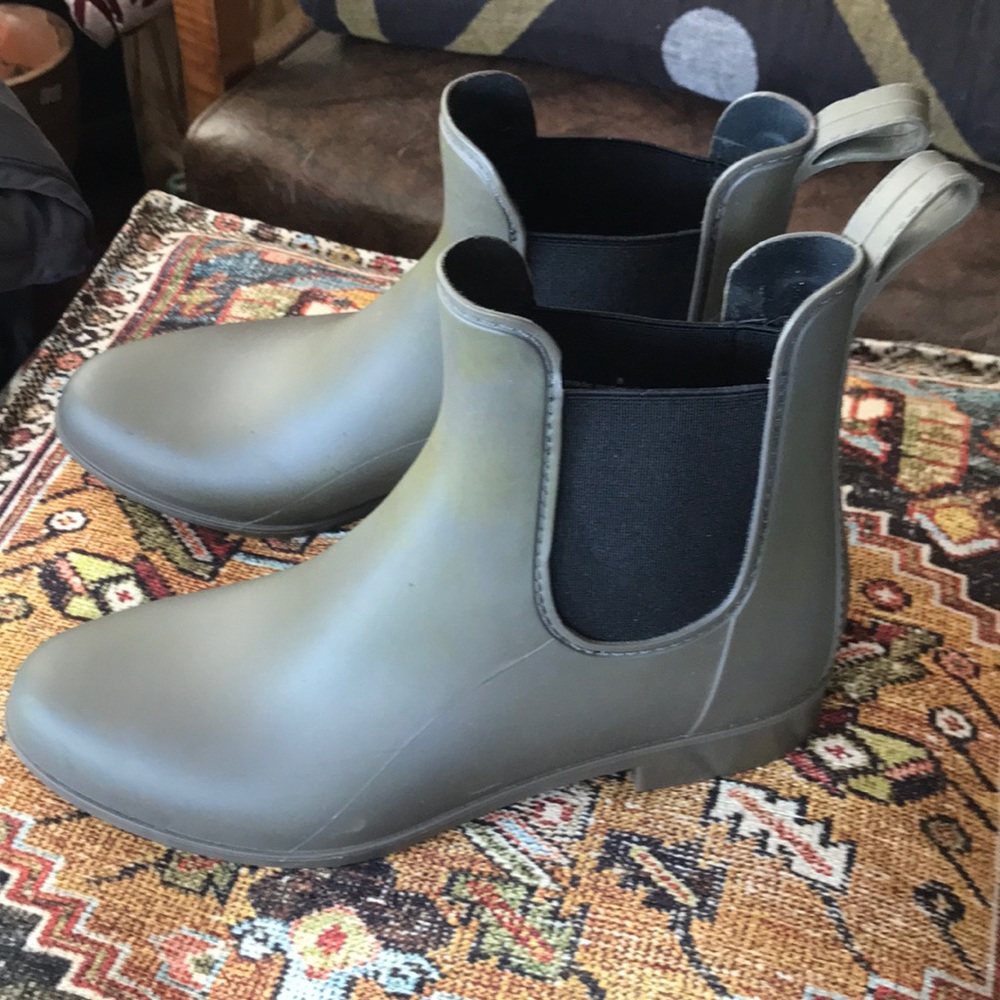 Rain shoes, Chelsea style.